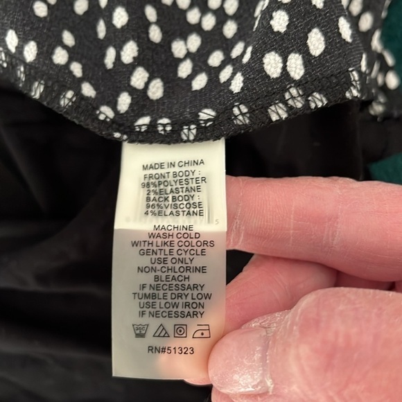 Vince Camuto Women’s Black And White Polka Dot Sleeveless Blouse Size Large NWT - Picture 8 of 8